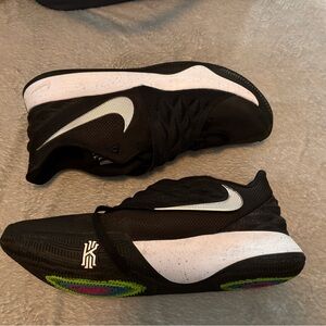 Nike Men's Kyrie Low